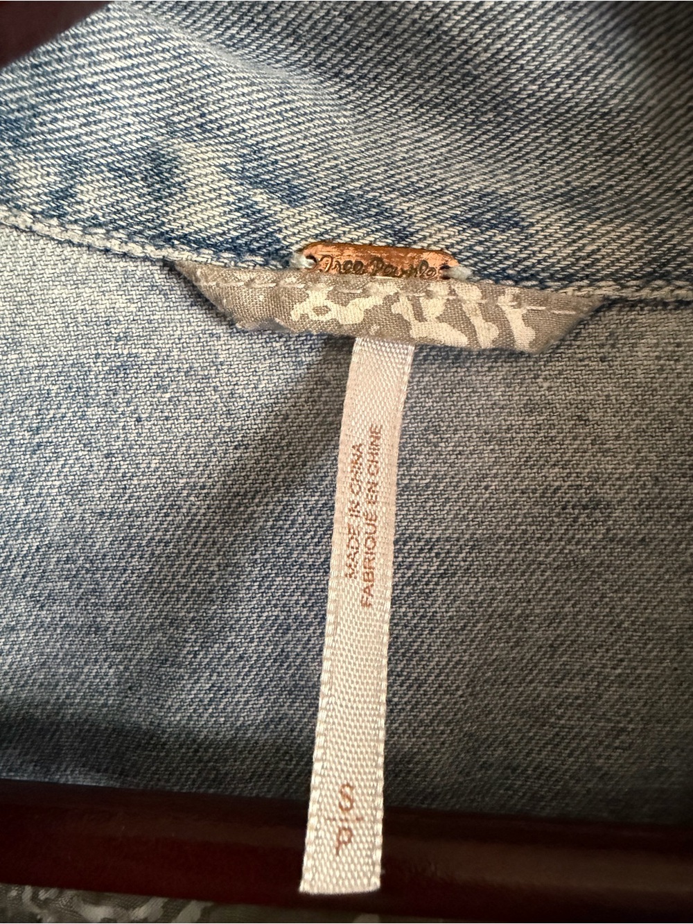 Free People Light Washed Blue Denim Cropped Jacket Size Small - Picture 5 of 8